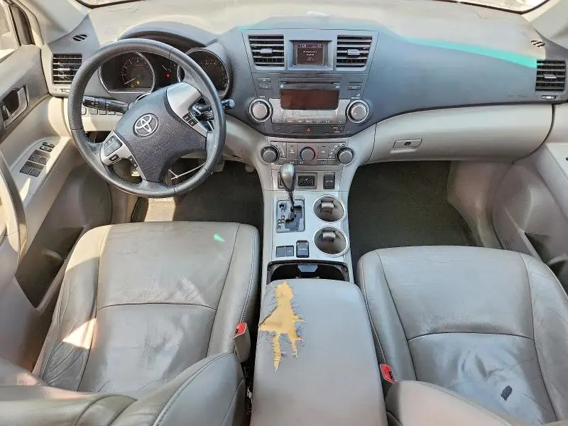 2011 TOYOTA HIGHLANDER SE  