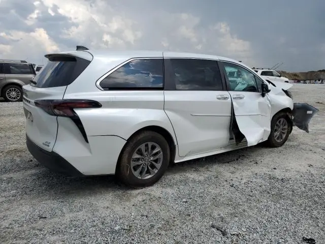 2024 TOYOTA SIENNA XLE  
