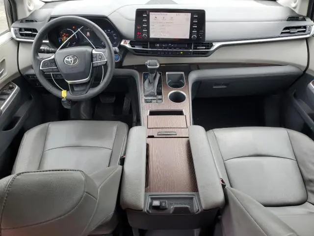 2021 TOYOTA SIENNA XLE  