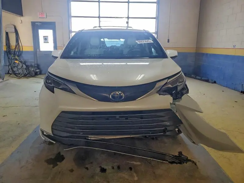 2025 TOYOTA SIENNA LIMITED  