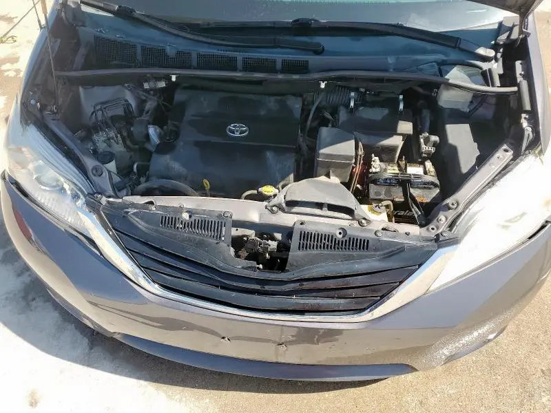 2013 TOYOTA SIENNA LE  