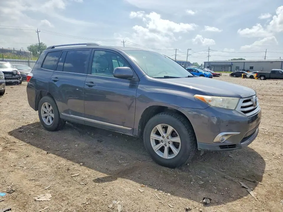 2011 TOYOTA HIGHLANDER SE  