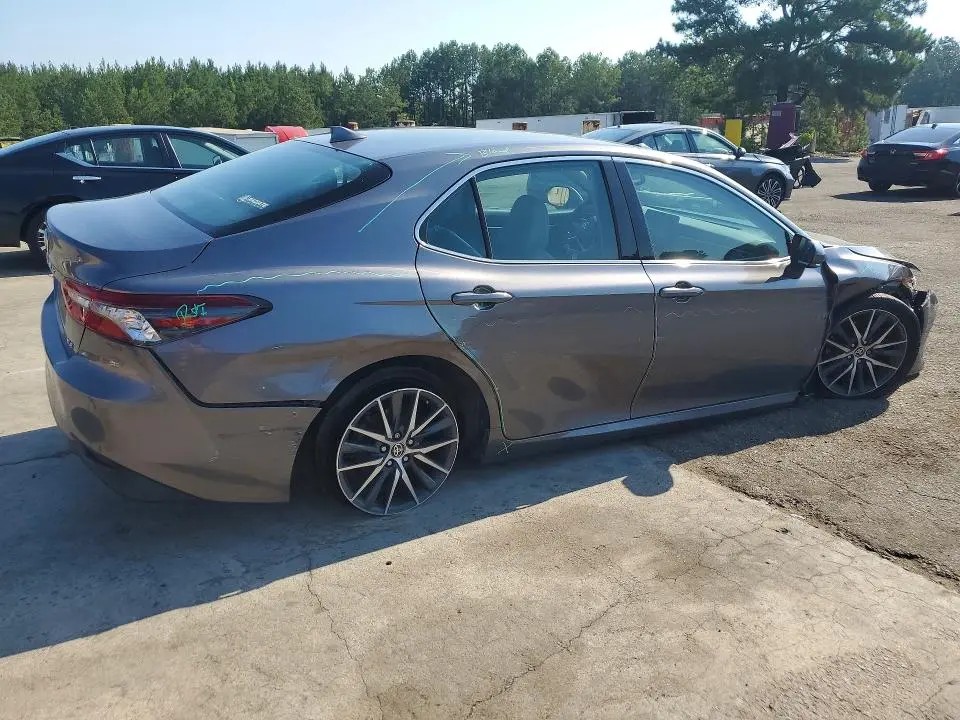 2022 TOYOTA CAMRY XLE  