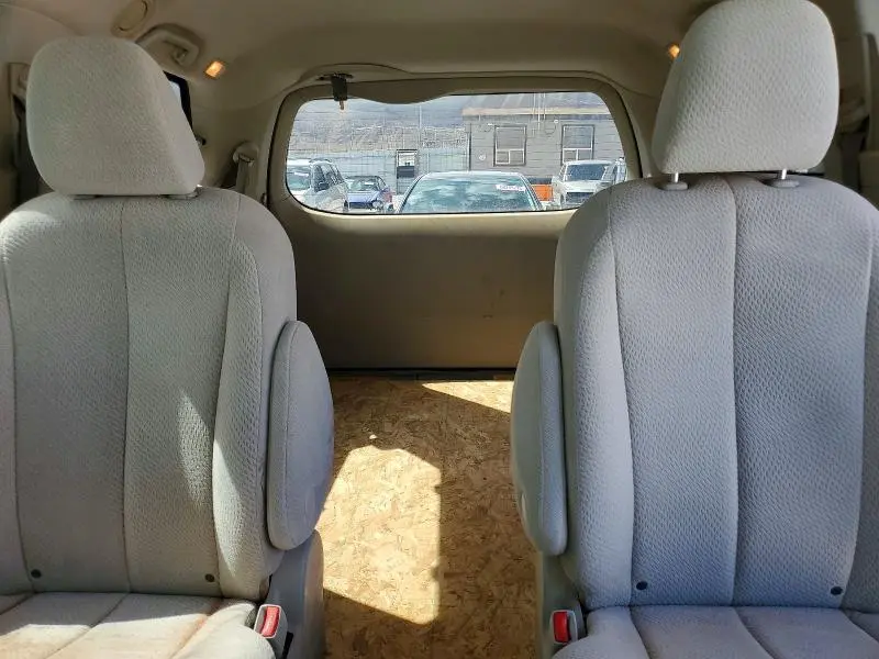 2013 TOYOTA SIENNA LE  