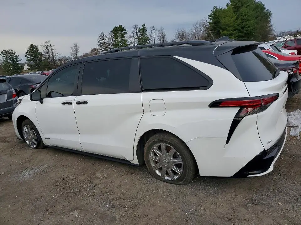 2021 TOYOTA SIENNA   