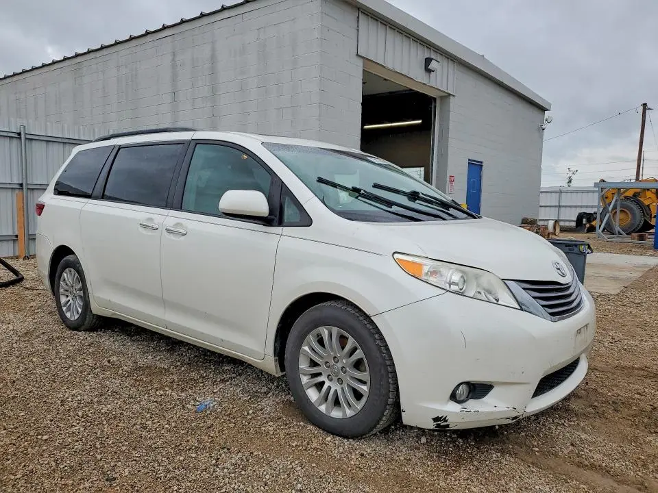 2017 TOYOTA SIENNA XLE 8-PASSENGER  
