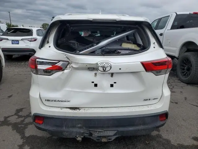 2018 TOYOTA HIGHLANDER SE