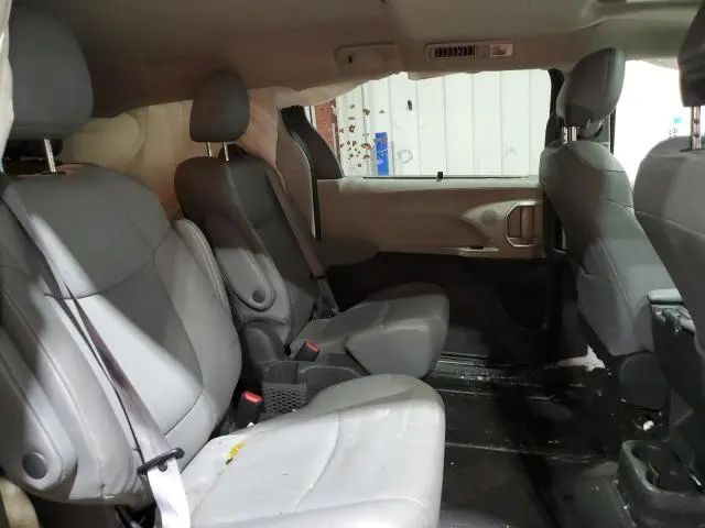 2021 TOYOTA SIENNA XLE  
