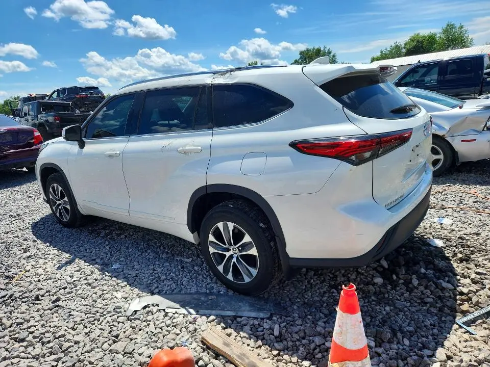 2021 TOYOTA HIGHLANDER XLE  