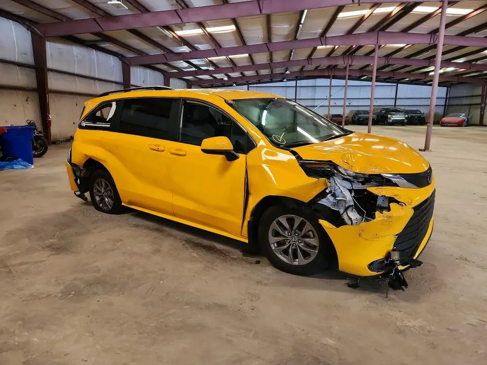 2025 TOYOTA SIENNA LE  