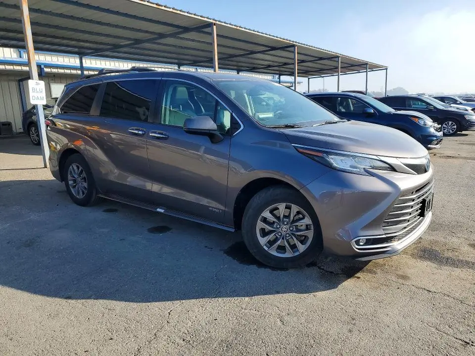 2021 TOYOTA SIENNA XLE  