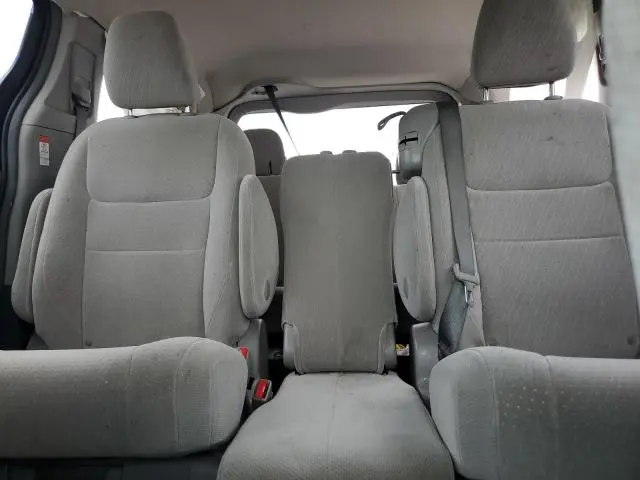 2017 TOYOTA SIENNA LE  