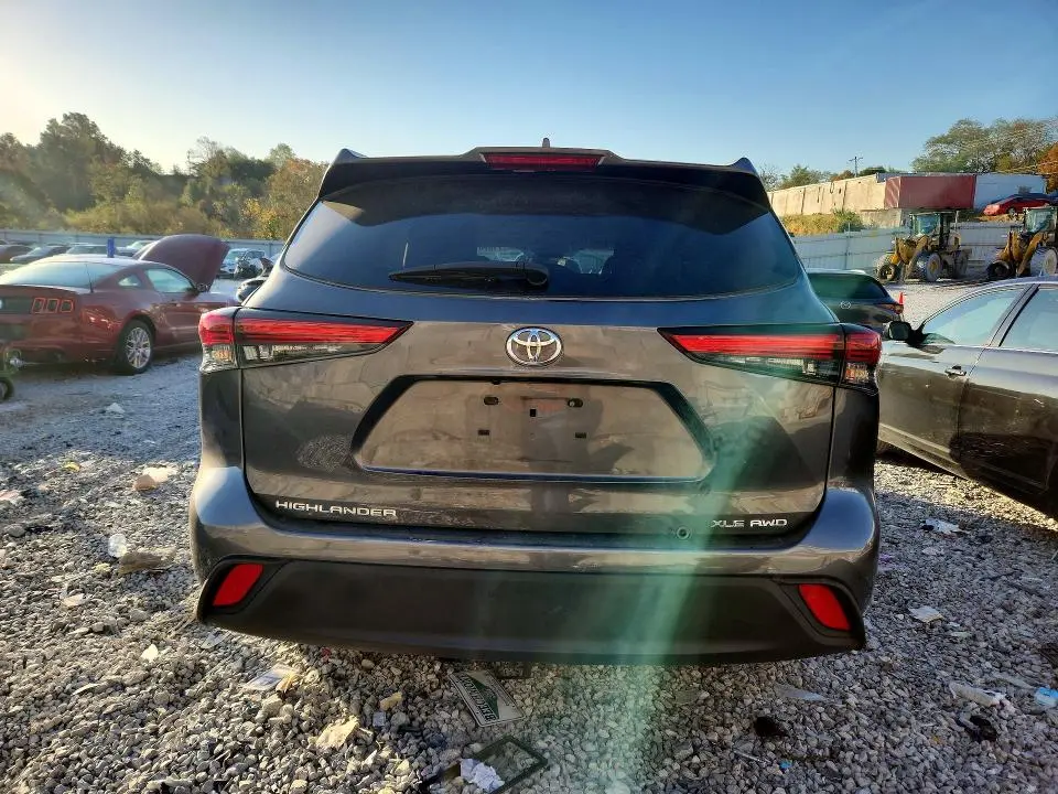 2021 TOYOTA HIGHLANDER XLE  