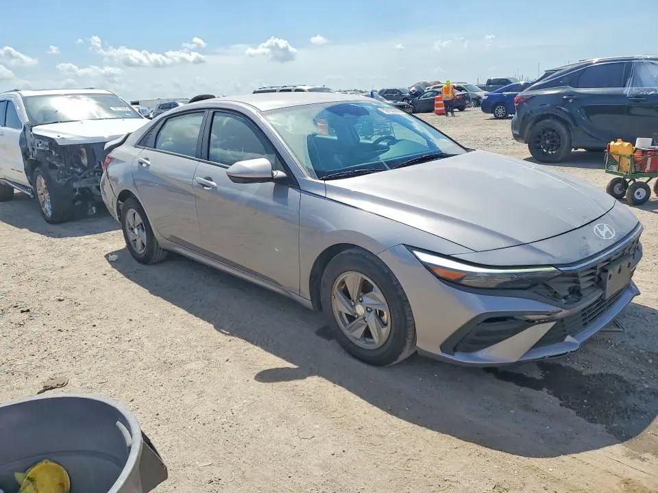 2025 HYUNDAI ELANTRA SE  