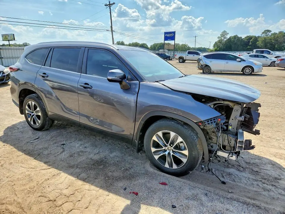 2024 TOYOTA HIGHLANDER XLE  