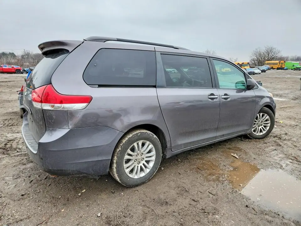 2011 TOYOTA SIENNA XLE  
