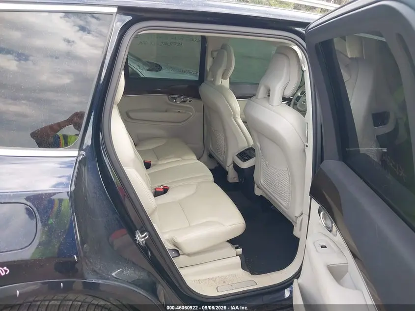 2017 VOLVO XC90 T6 MOMENTUM