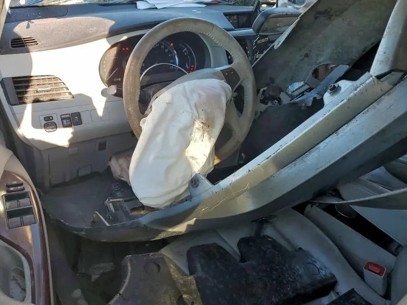 2013 TOYOTA SIENNA XLE  
