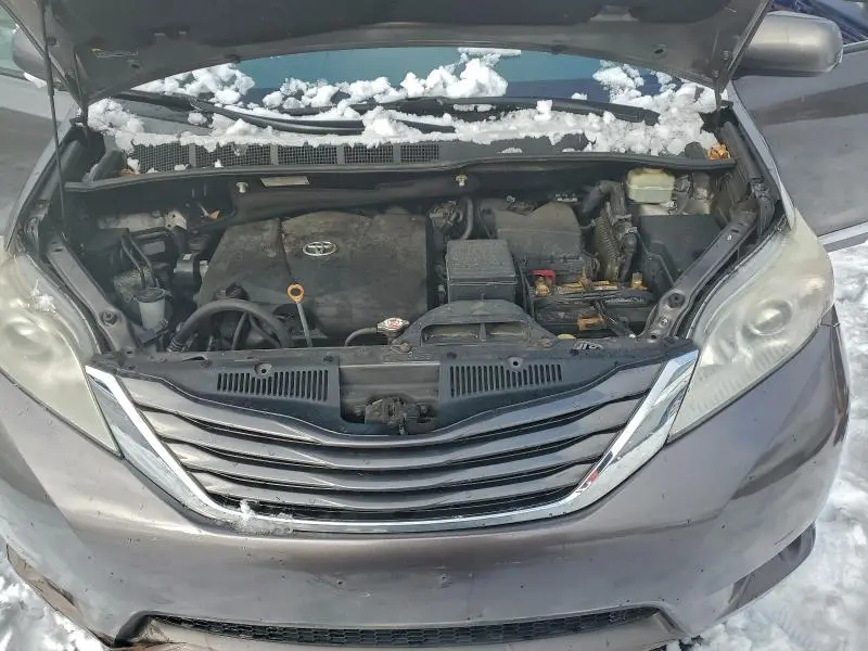 2017 TOYOTA SIENNA LE  