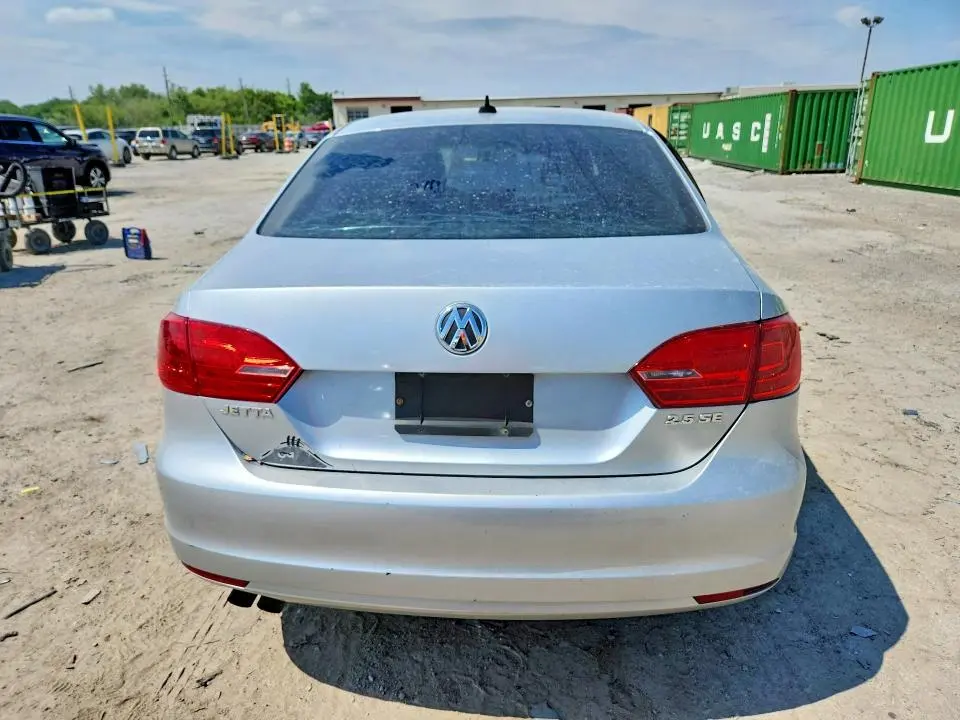 2011 VOLKSWAGEN JETTA SE  