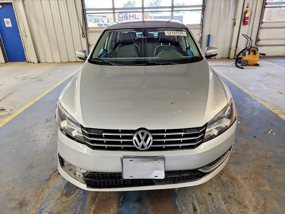 2013 VOLKSWAGEN PASSAT SE  
