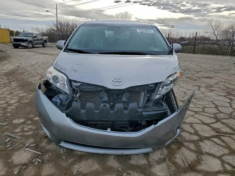 2016 TOYOTA SIENNA XLE  