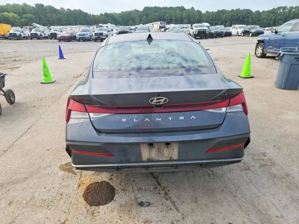 2025 HYUNDAI ELANTRA SE  