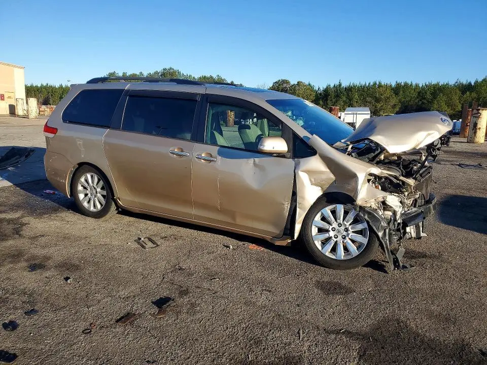 2013 TOYOTA SIENNA XLE  