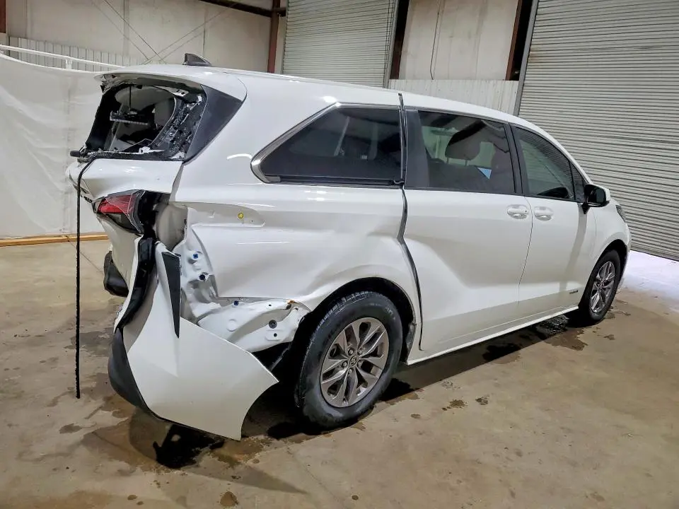 2021 TOYOTA SIENNA LE  