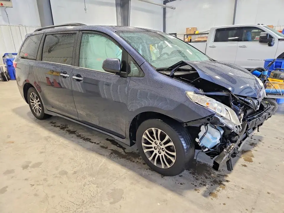 2020 TOYOTA SIENNA XLE 8-PASSENGER  