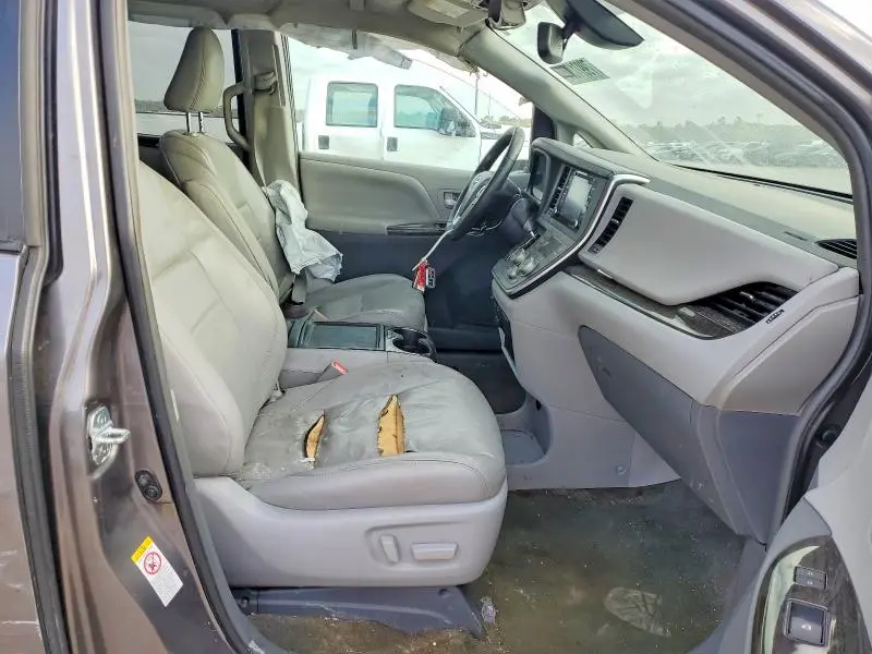 2019 TOYOTA SIENNA XLE 8-PASSENGER  
