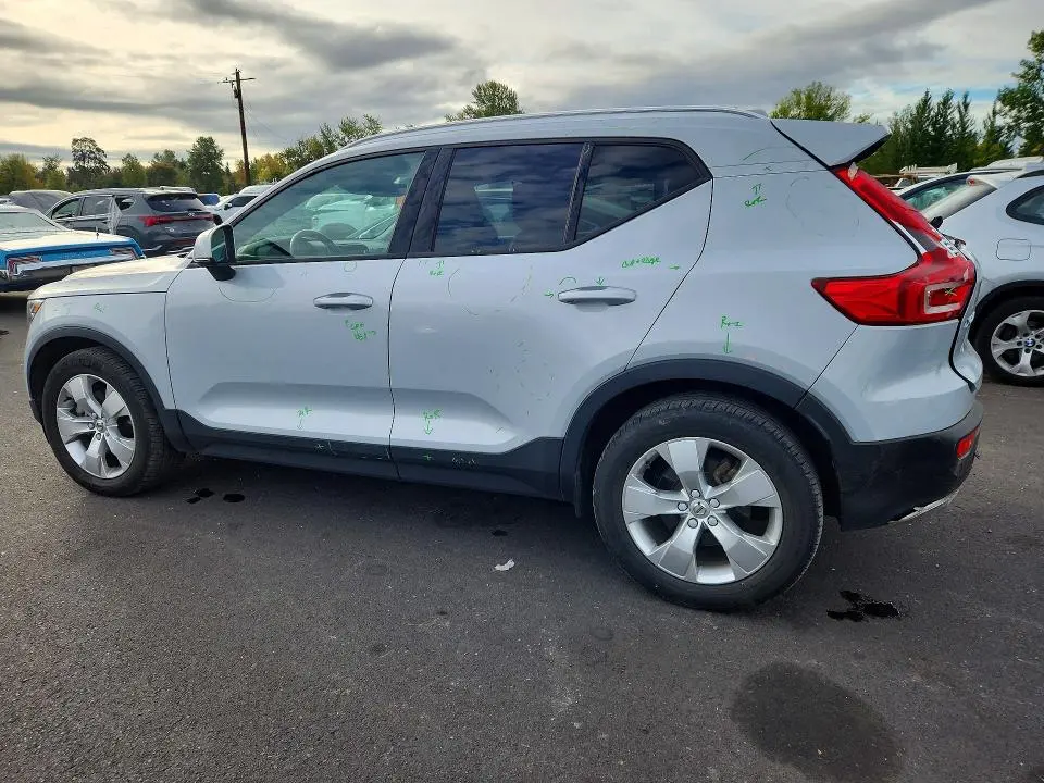 2020 VOLVO XC40 T5 MOMENTUM  