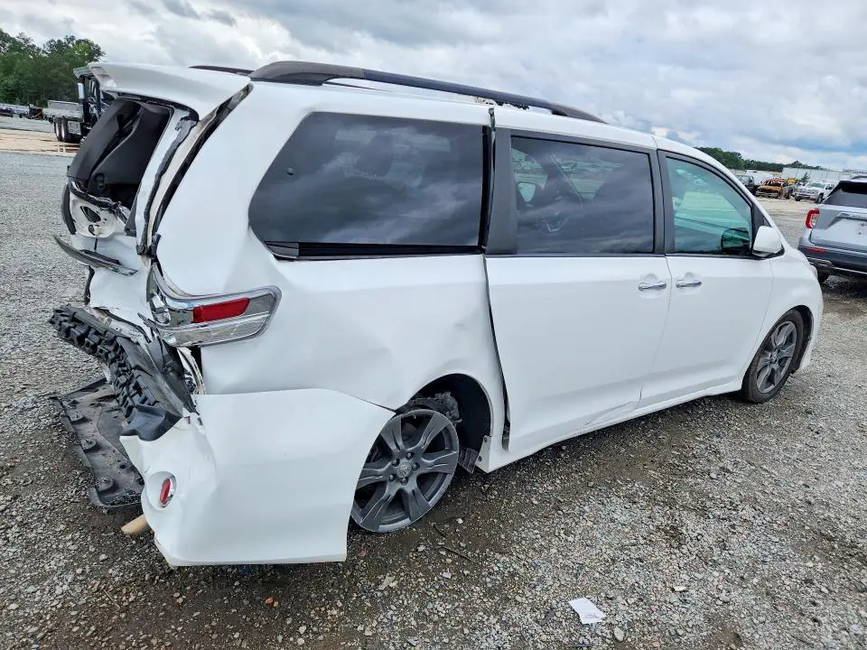2017 TOYOTA SIENNA SE  