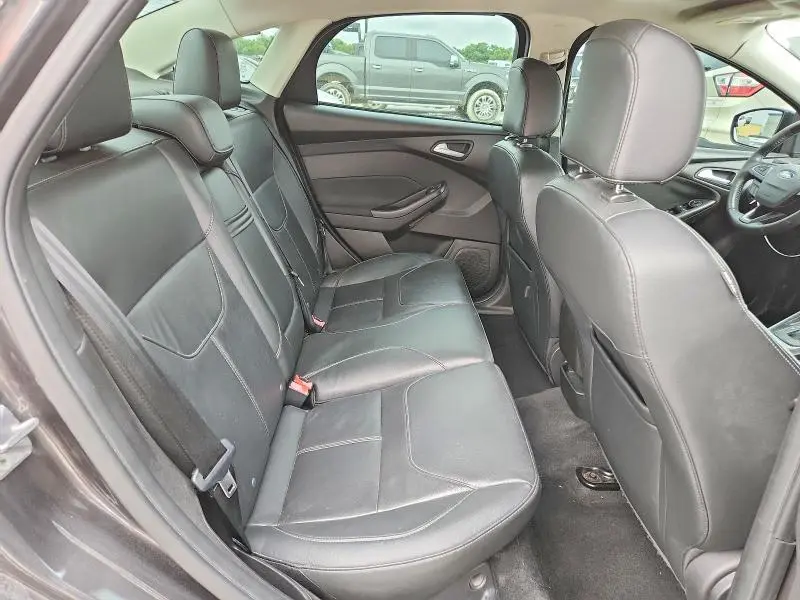 2015 FORD FOCUS SE  