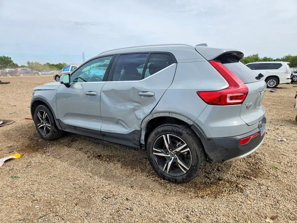 2025 VOLVO XC40 CORE  