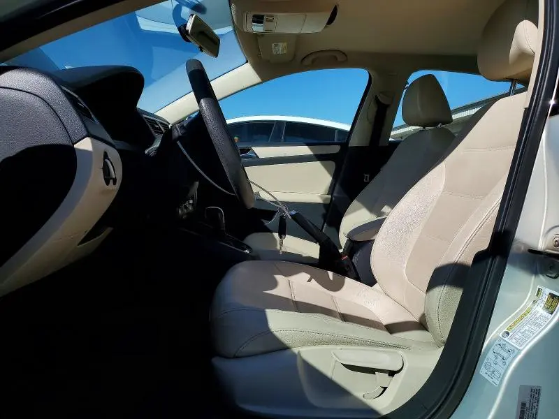 2011 VOLKSWAGEN JETTA SE  
