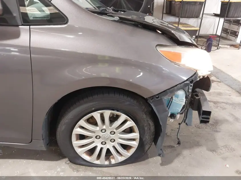 2014 TOYOTA SIENNA XLE V6 8 PASSENGER