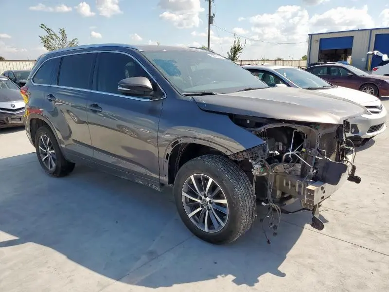 2017 TOYOTA HIGHLANDER SE  