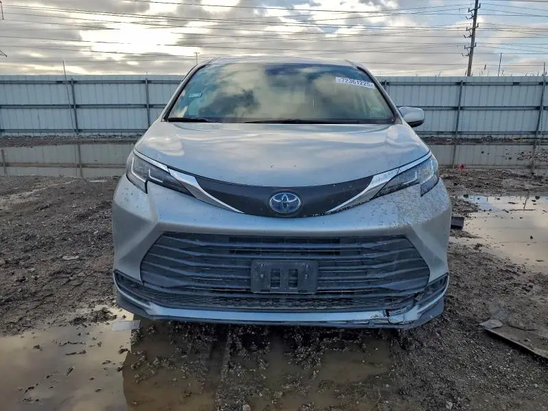 2021 TOYOTA SIENNA LE  