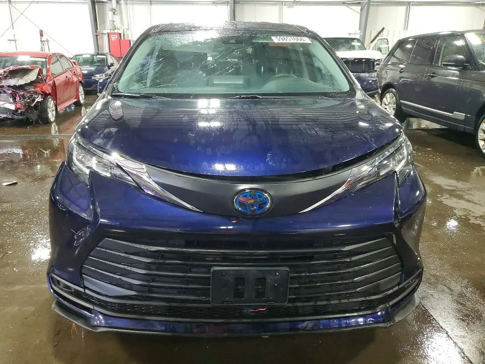 2021 TOYOTA SIENNA LE  