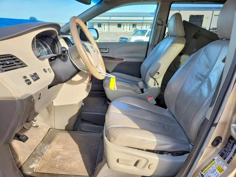 2011 TOYOTA SIENNA XLE  