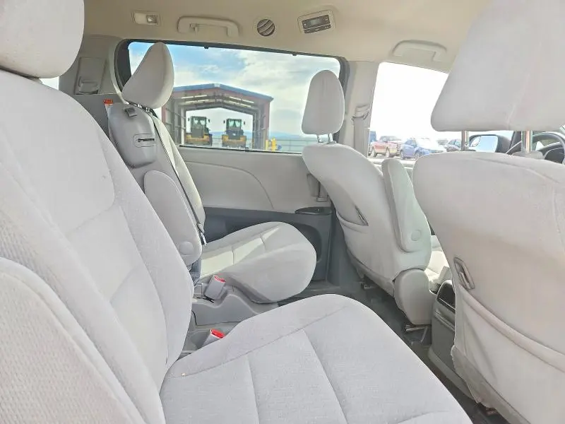 2016 TOYOTA SIENNA LE  
