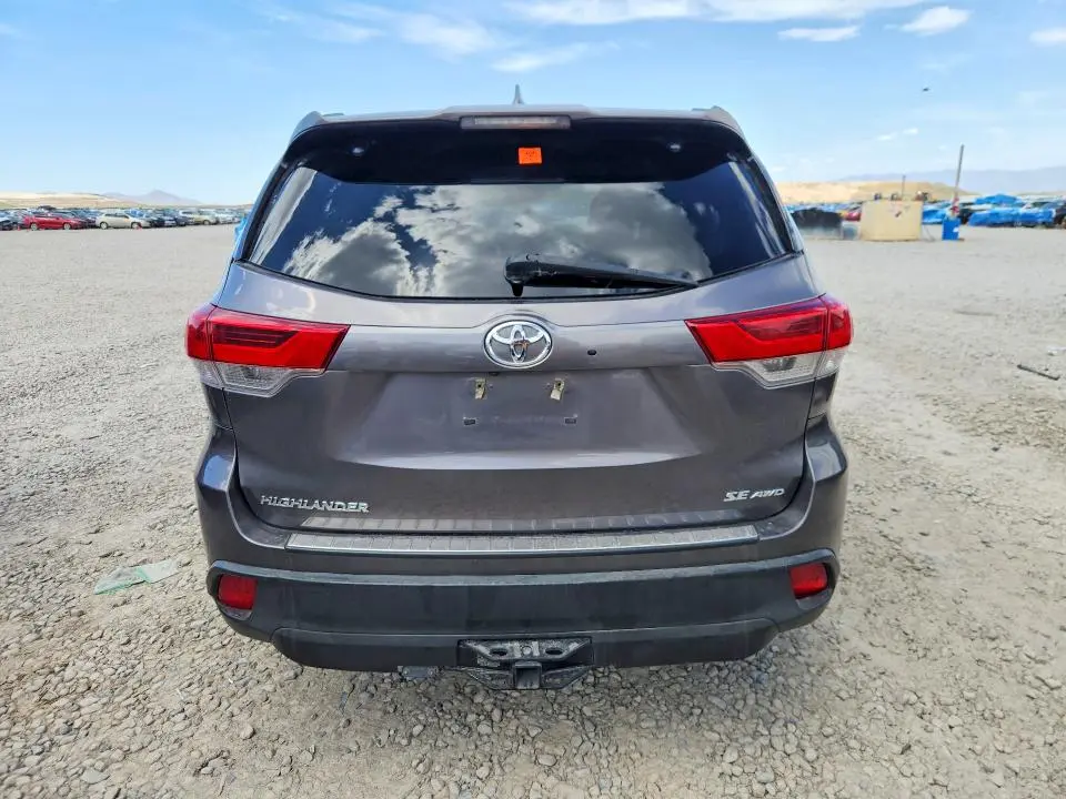 2017 TOYOTA HIGHLANDER SE  
