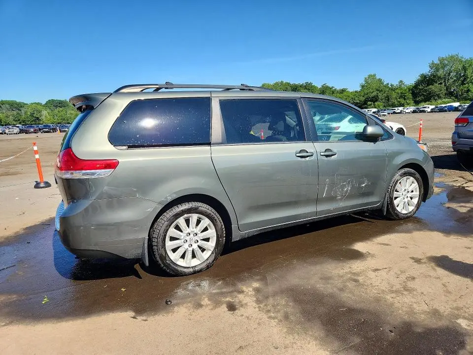 2012 TOYOTA SIENNA LE  