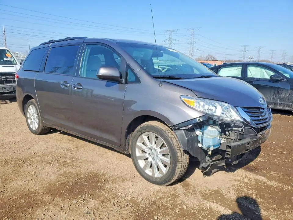 2014 TOYOTA SIENNA LE  