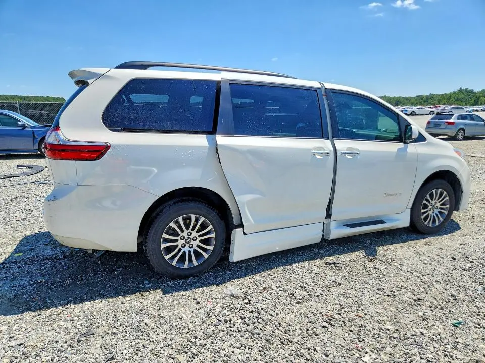 2018 TOYOTA SIENNA   