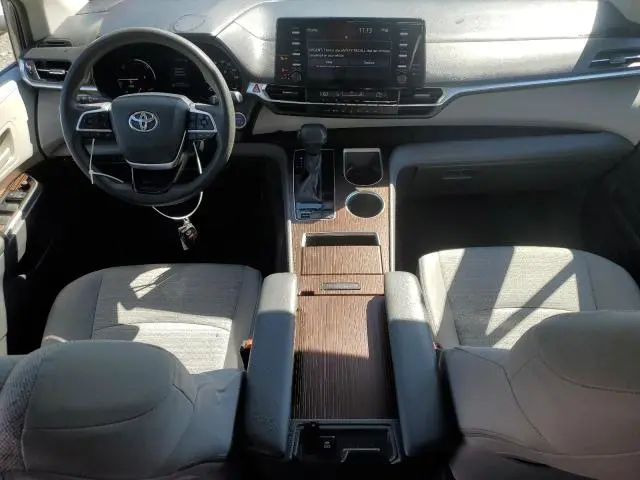 2021 TOYOTA SIENNA LE  
