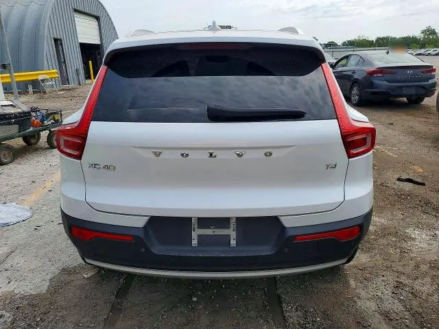 2022 VOLVO XC40 T4 MOMENTUM  