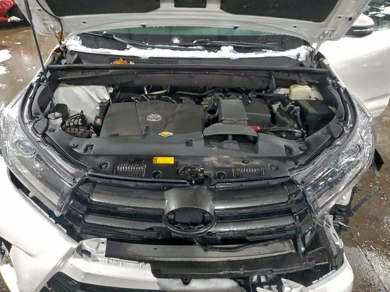 2017 TOYOTA HIGHLANDER SE  