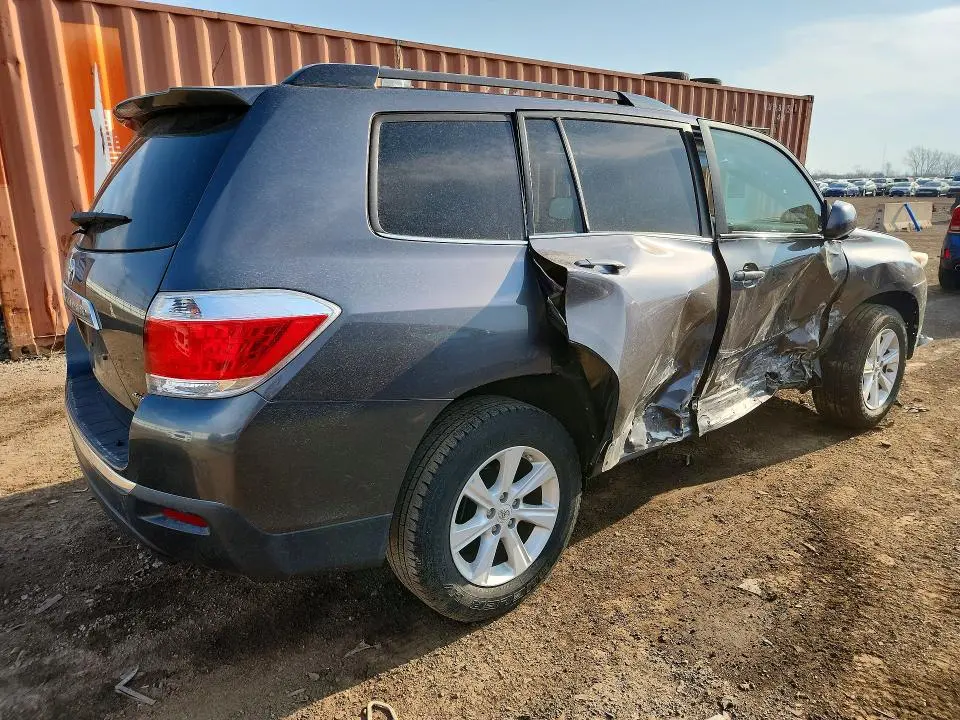 2013 TOYOTA HIGHLANDER SE  